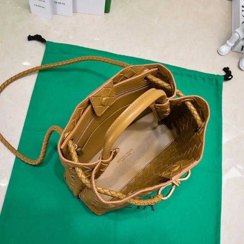 Batch 1860 B's 2023 spring and summer new model continues the brand's woven style with detailed metal knot switch buckles. This time, the shoulder straps are also made into tube weaves, showing different craftsmanship. The carrying method is versatile to create more different looks. Intrecciato woven leather small handbag, equipped with sliding crossbody strap. Internal compartments, including 1 zipper pocket and 2 open pockets with magnetic buckle closure. Size: 19*25*10.5cm, model: 7463#